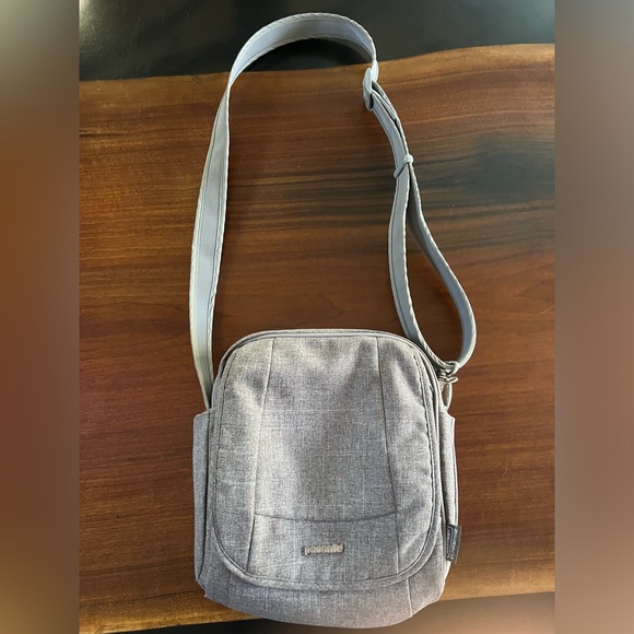 PACSAFE Metrosafe 200 Anti-Theft Crossbody Bag - Picture 1 of 4